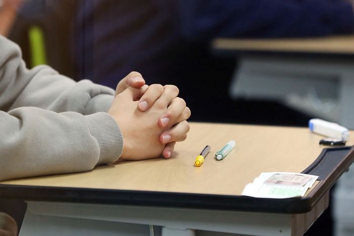 “화순고등학교 고사장서 수능 영어 듣기평가 40분 지연돼 시험 완전히 망쳤습니다”