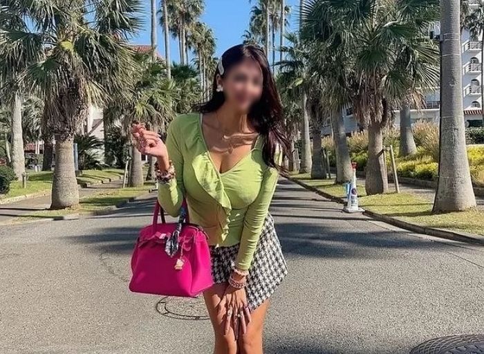 ‘벽 휘고 얼굴 울퉁불퉁’...포샵 실력에 악플 쏟아지는데도 보정 못 끊고 있는 유명 연예인