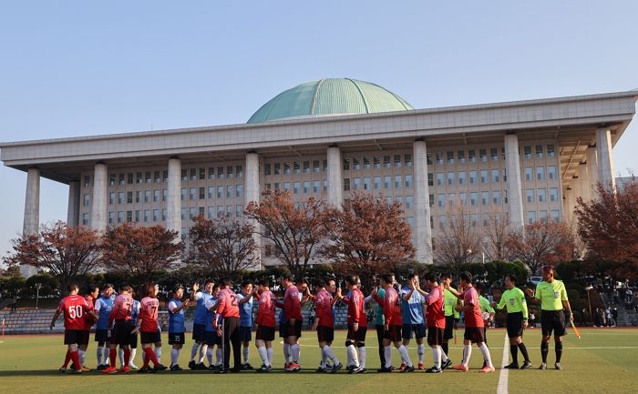 “국민의힘 vs 민주당” 국회의원들 축구로 붙었다...치열했던 경기 결과는요