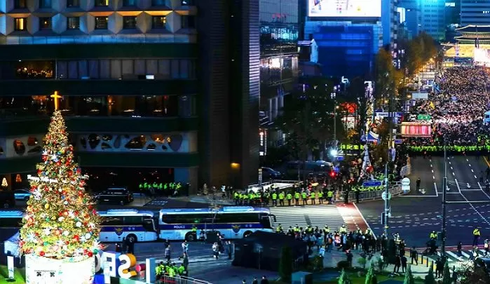 “시청 크리스마스트리에 십자가 달려있어 불편해요”...기독교 상징이다 vs 별을 다는 게 맞다