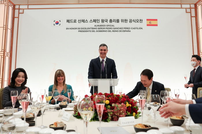 김건희 여사가 스페인 총리 부인과 나눈 대화 내용...급속 확산 중입니다