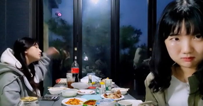 “안와골절 의심”...유명 여캠 생방 중 부상, 실시간으로 얼굴 퉁퉁 부을 정도로 다쳤다