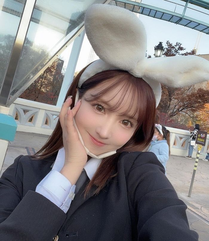 한국 놀러와 롯데월드 방문한 여배우...여친이랑 함께 한 남자들이 알면서도 모른 척한 이유