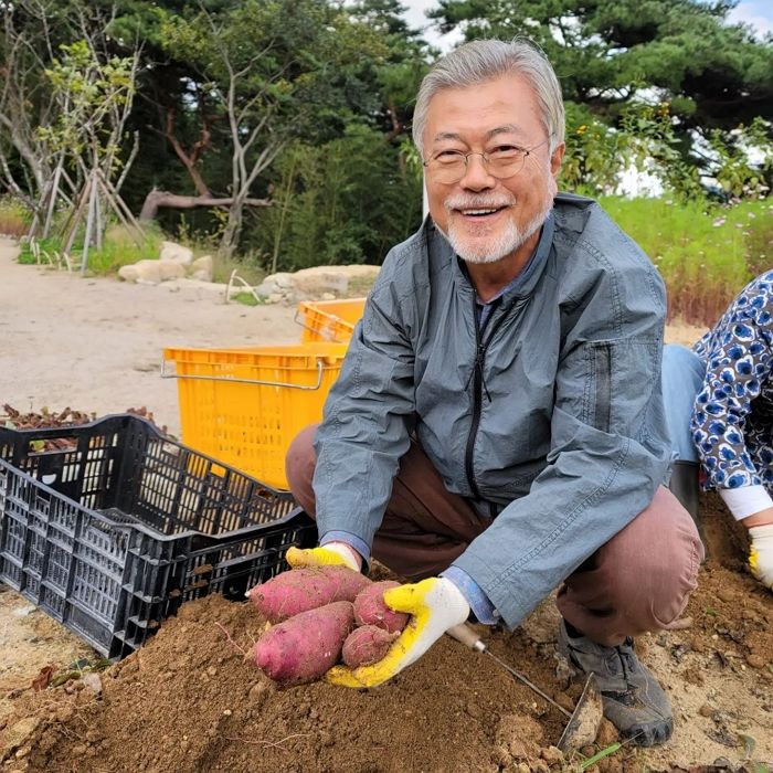 ‘풍산개 논란’ 문재인 전 대통령 SNS에 2주 만에 글 올려...내용은 이랬습니다