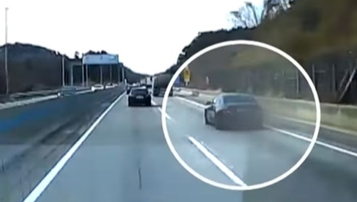 고속도로 위 불난 차량 보고도 그냥 지나간 경찰...시민이 대신 껐다 (영상)