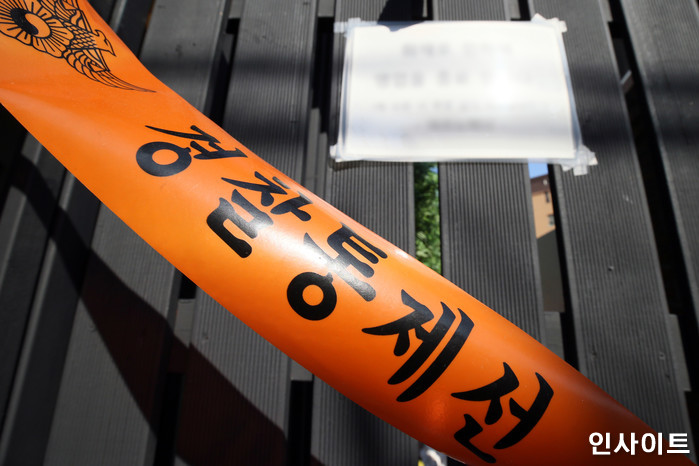 신촌 월셋방서 모녀 숨진 채 발견...문에는 5개월 밀린 전기요금 고지서 놓여있었다