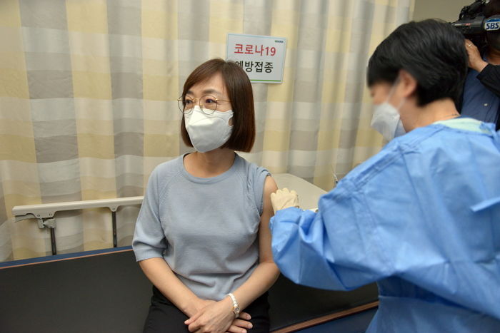 백신 맞은 질병청장 사진에 뜻밖의 논란...“보여야 할 주사기 안 보여”