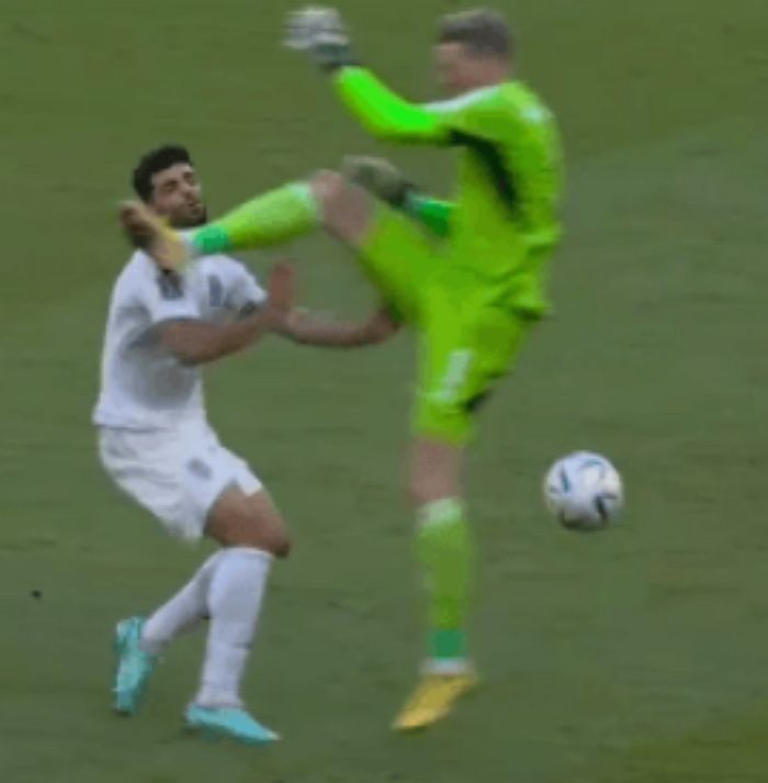 웨일즈 골키퍼, 상대 선수에게 ‘족발 당수’ 날려서 월드컵 1호 퇴장 (+영상)