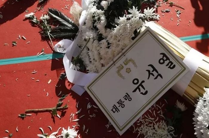 이태원 참사 유족 “윤석열 이름만 대문짝만 한 근조화환... 화나서 다 뜯어버렸다”