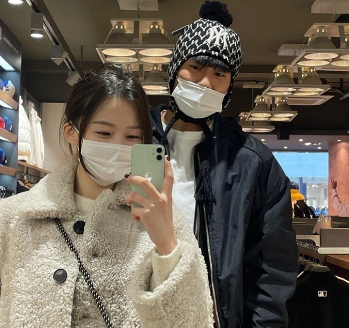 “축구 할 때보다 더 많이 따라다녔다”...연예인으로 착각할 정도라는 김민재 아내 미모 (사진)