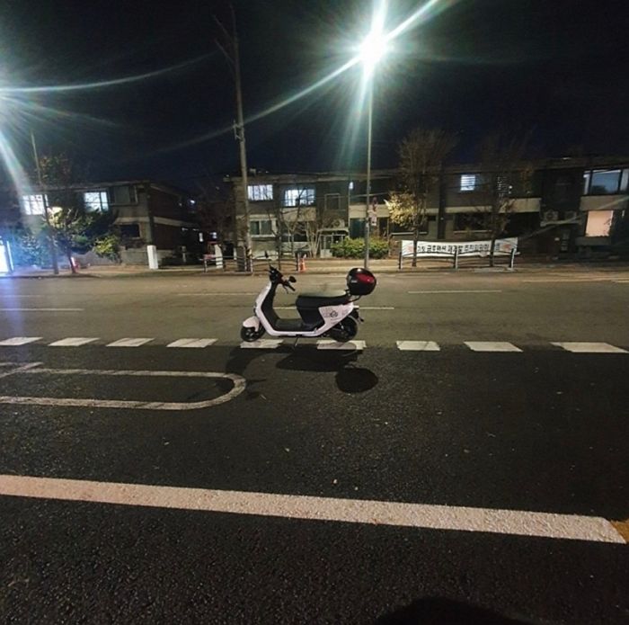 “길 한복판에 오토바이가”...누리꾼들 걱정 현실화된 공유 스쿠터 사진 한 장