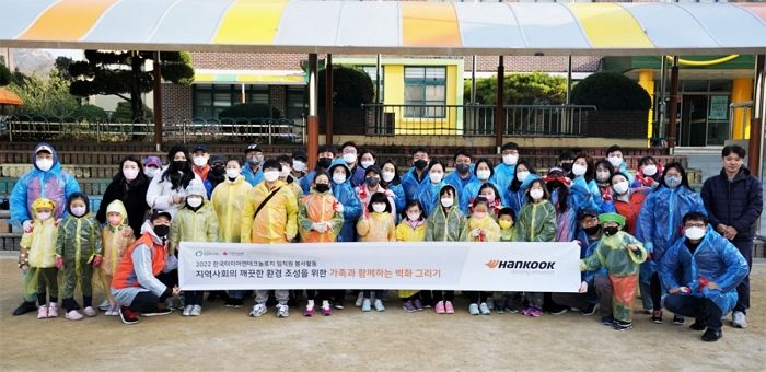 ‘가족과 함께하는 벽화 그리기’로 학교 담장을 거리의 미술관으로 탈바꿈시킨 한국타이어