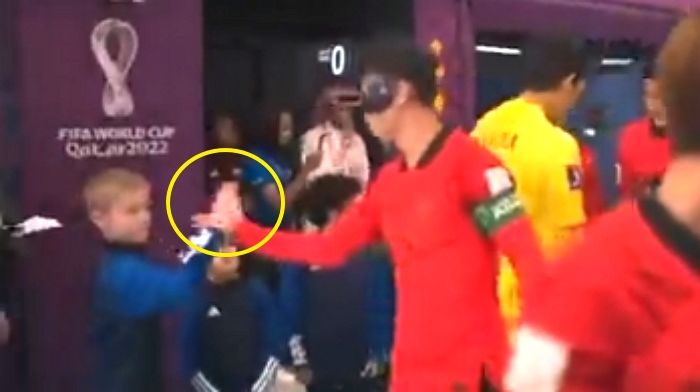 손흥민에게 손 내밀었다가 악수 성공한 꼬마 팬의 귀여운 ‘찐반응’