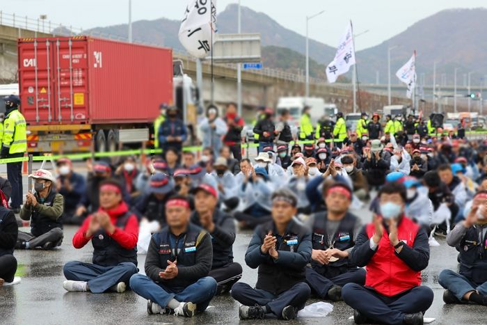 화물연대 파업으로 탄생한 ‘15만원’ 꿀 알바의 정체...“운전면허만 있으면 누구나 가능”