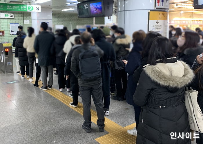 ‘지하철 파업’으로 발 묶인 시민들...이런 상황까지 벌어졌다