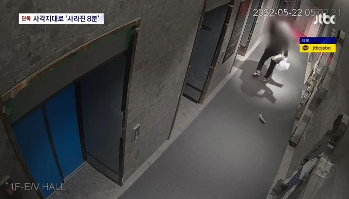 처음 본 여성 돌려차기로 기절 시킨 뒤 그대로 들쳐매고 CCTV 사각지대로 사라진 남성