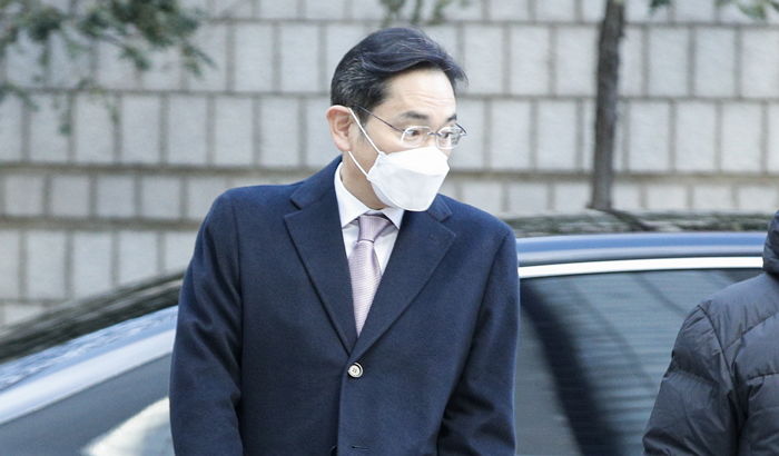 이재용에게 ‘계란 테러’한 여성, 정체 드러나...MBC 출신 방송인이었다