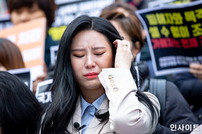 ‘캐나다 도피’ 윤지오, 놀라운 소식 전했다...‘반지’ 낀 사진 올라왔네요