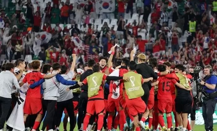 이상할 정도로 ‘한국 사랑’에 진심인 영국 프로축구 ‘명문 구단’의 정체