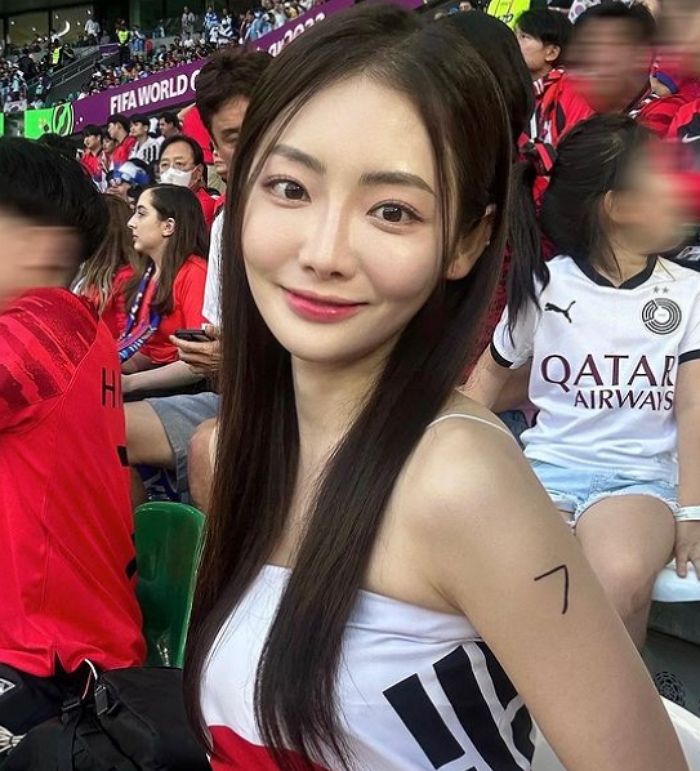 태극기 아찔하게 몸에 두르고 경기장 나타는 ‘태극기녀’...정체 알면 놀랍니다 (+사진)