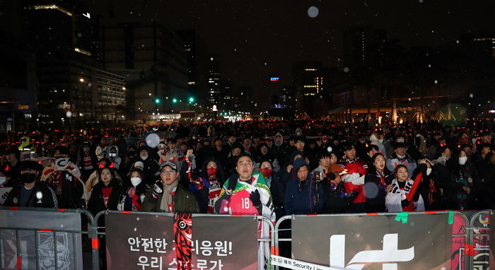 4골 내어주며 끌려가는데도 눈 내리는 광화문 떠나지 못하고 목 터져라 응원하는 붉은 악마