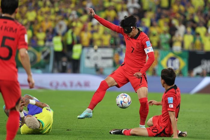 브라질에 0-4로 끌려갈 때 중계 카메라에 원샷 받은 대한민국 축구 레전드