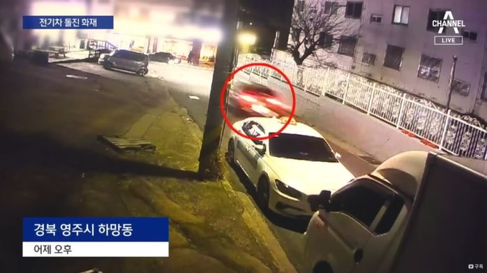 상가 건물과 충돌한 ‘전기차 화재’로 70대 운전자 사망...사고 당시 영상