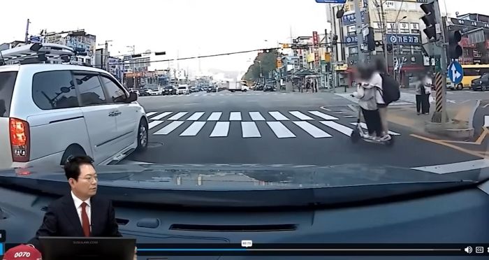 여중생 3명 탄 전동 킥보드가 신호 어기고 무법 질주하다 맞이한 충격 사고 (영상)