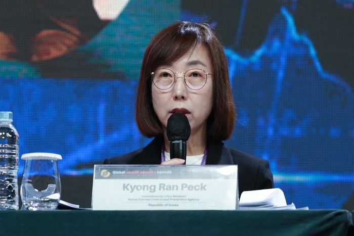 “마스크 의무 해제해야 vs 아직 써야 한다”...어떻게 생각하시나요?