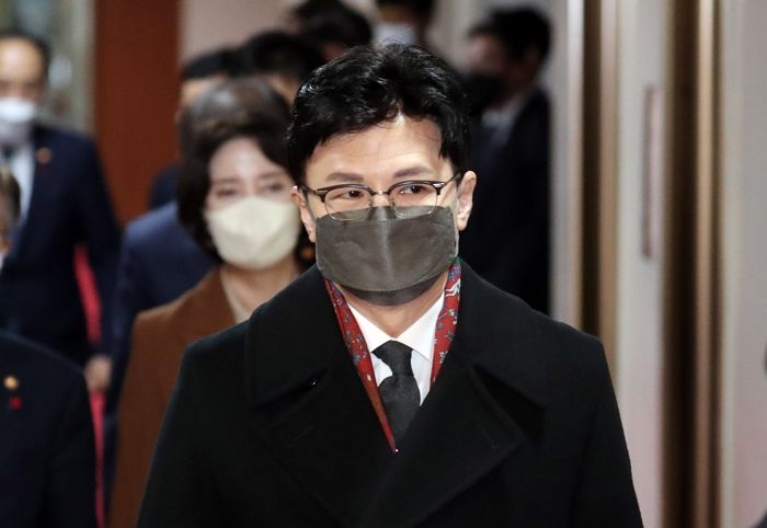 文 전 대통령 ‘수사 가능성’ 시사한 한동훈 법무장관이 눈치 안보고 날린 발언