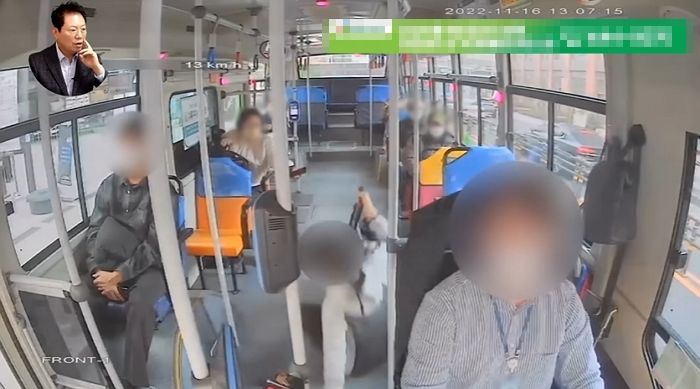 “한 손으로 통화하며 다른 손으로 수레 잡고 일어나다 넘어진 승객이 치료비를 요구합니다” (영상)