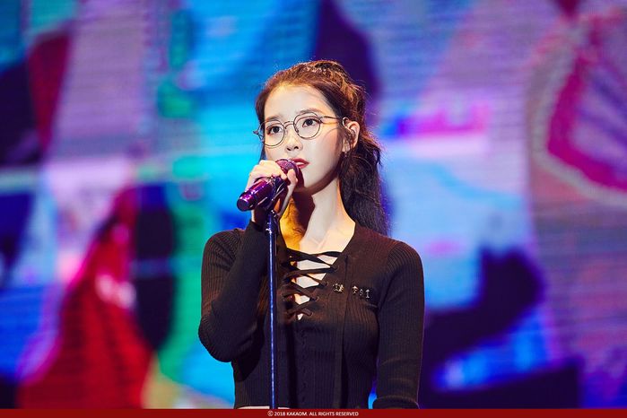 절친 아니면 축가 안 하는 아이유 노래하게 한 내일(10일) 결혼자 ‘신랑·신부’의 정체