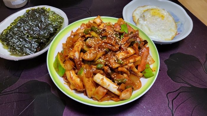 배달주문한 ‘오징어덮밥’에 든 내용물이 충격...“사장님은, 이게 맞는 거라네요”