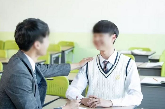 “내 앞에서 둘이 성관계 해봐”...가출 청소년 보살피던 교사가 벌인 만행