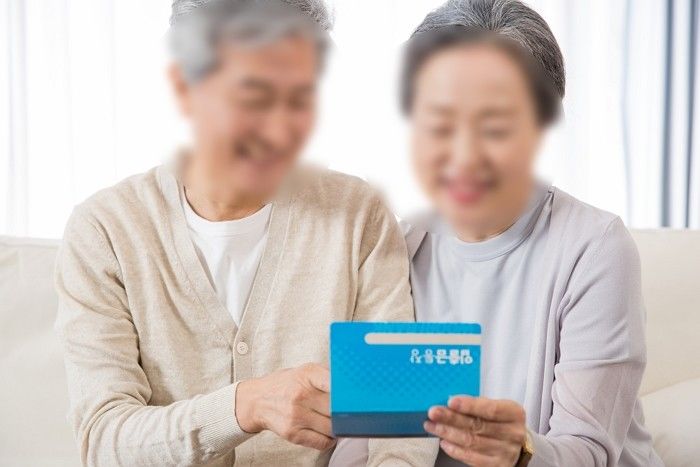 인천의 어느 구청에서 100세 노인에게 ‘100만원’ 쏘자 누리꾼들 반응 엇갈렸다