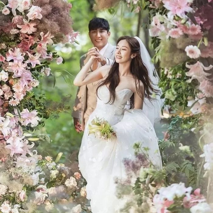 황재균과 결혼하는 절친 티아라 지연 위해 ‘축가’ 부른 아이유, ‘이 노래’ 불렀다 (영상)