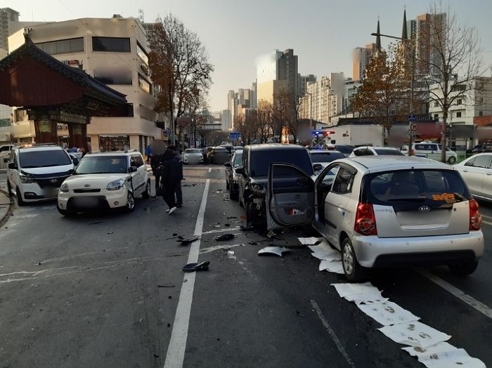 “초보운전 붙였는데”...모닝 운전자 죽음의 공포에 휩싸이게 만든 대구 11중 추돌사고 블랙박스 영상