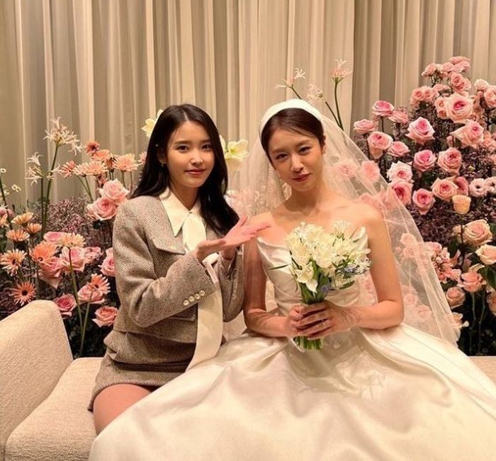 결혼식서 축가 불러준 아이유와 ‘투샷’ 공개한 티아라 지연, ‘이런 말’ 남겼다
