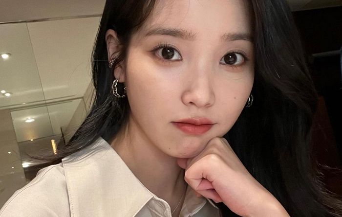 god 팬이라더니 콘서트 가서 데니안과 꼭 붙어 사진 찍은 ‘성덕’ 아이유 (+영상)