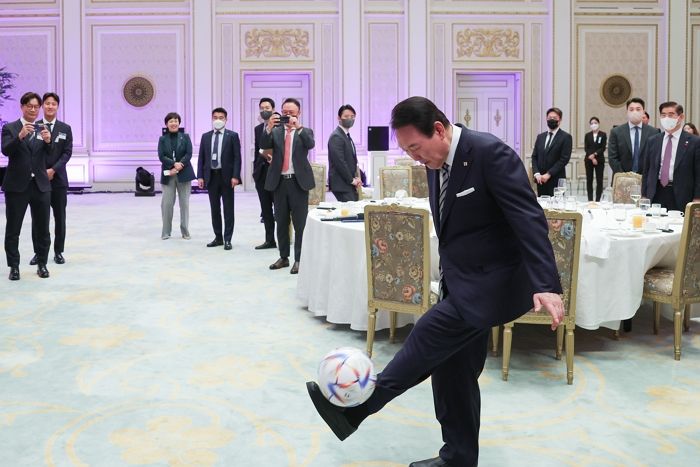 “고생은 선수들이 했는데, 왜 축구협회가 배당금 더 많이 가져가냐” 윤 대통령 발언에 ‘환호’가 쏟아졌다