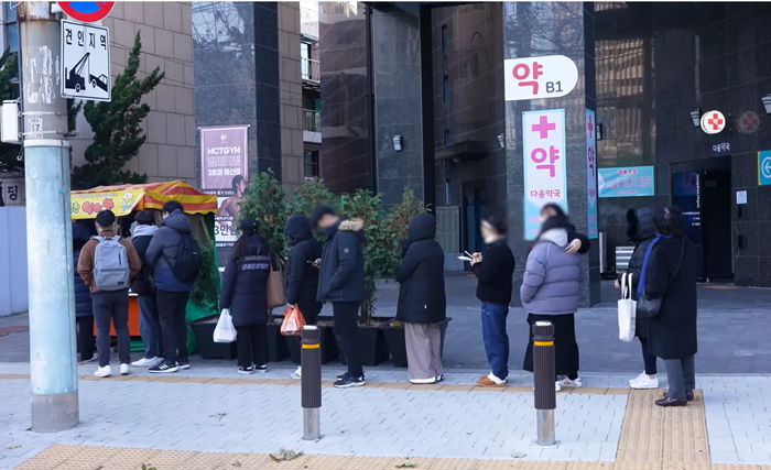 영하 날씨에도 사람들이 줄 서서 먹는다는 ‘팥 폭탄’ 붕어빵집...사장님 마인드 미쳤어요