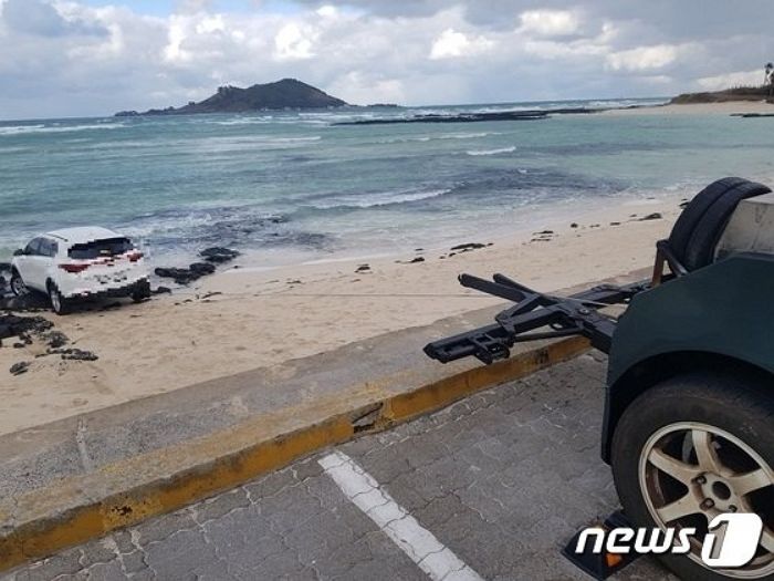 “주행 기어 놓고 화장실 뛰어가”...렌터카 제주 해변서 추락