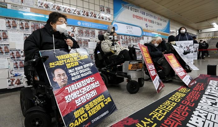 출근길 시위 대응하려 서울시가 ‘무정차 통과’하자 전장연이 보인 반응