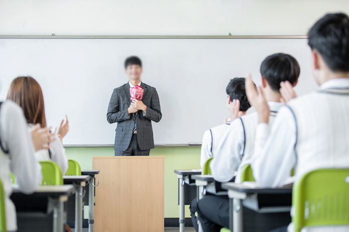“아이돌급 인기로 누명”...여중생 제자 성추행한 30대 교사의 해명