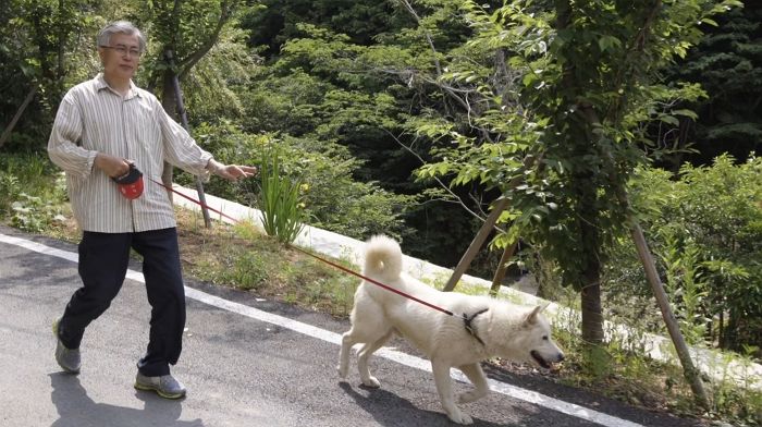 문재인 전 대통령, 유골함 직접 묻어...세상 떠난 마루 장례식 현장 공개