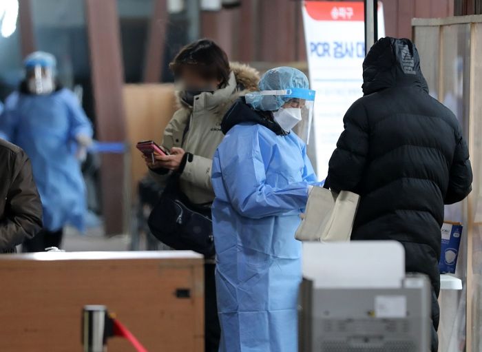 “실내 마스크 해제 늦춰지나”...토요일 코로나 확진자 15주만에 ‘최다’ 찍었다