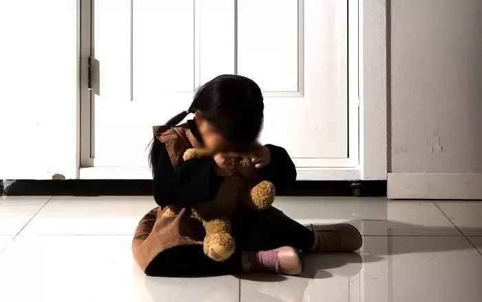 ‘생일 다음날’ 숨진 4살 여자 아이...엄마아빠 핸드폰 속에 담긴 ‘학대’