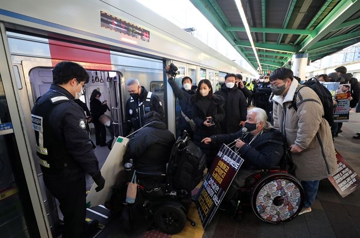 서울시가 ‘무정차’로 대응하자 기습시위한 전장연이 오늘(19일) 한 기이한 행동(+사진)
