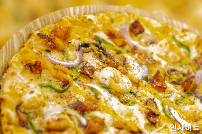 도미노 문신해 100년간 공짜피자 먹게 된 상남자....교촌치킨이 하면 “한다 vs 안한다”