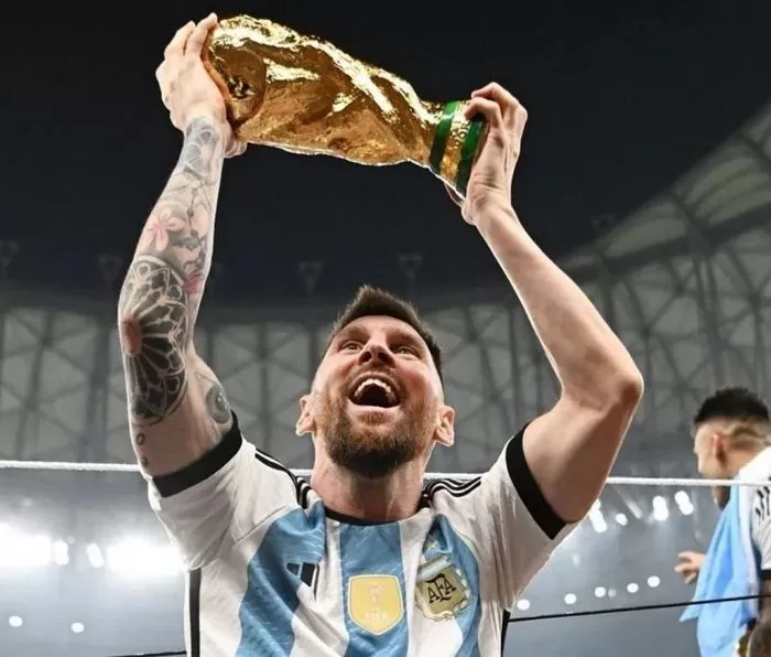 “호날두 보고 있나?”...월드컵 트로피 껴 안고 제대로 자랑질 중인 메시